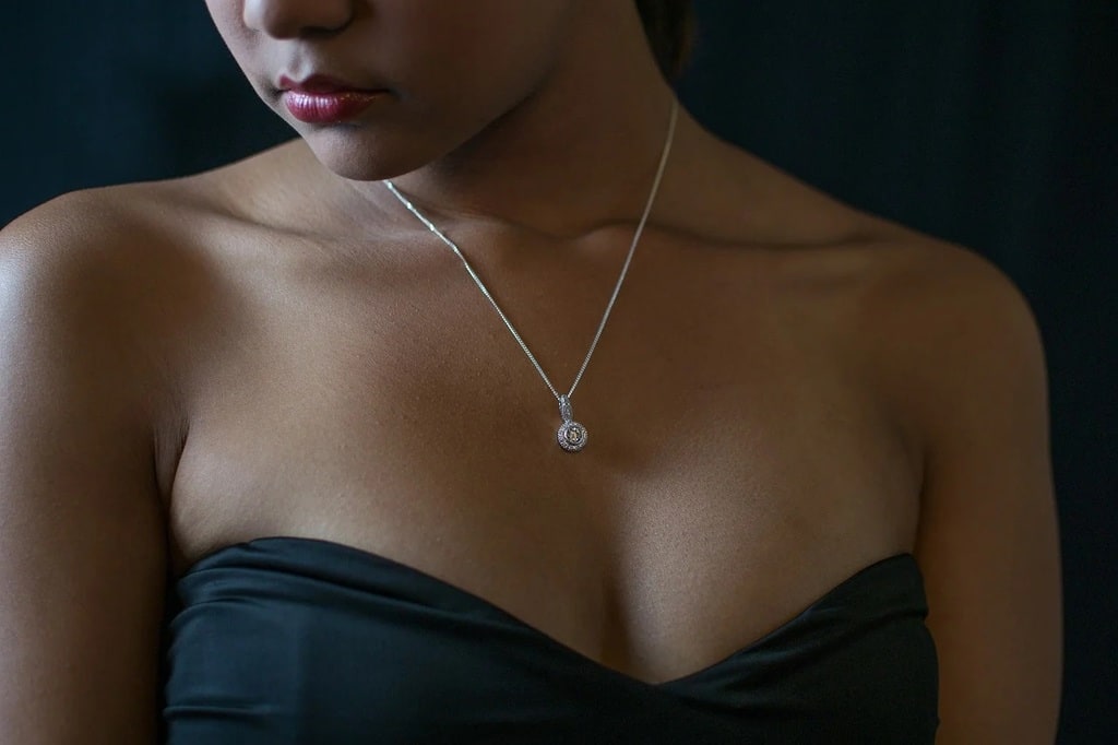 Mode, dénuder l'épaule : one shoulder ou off shoulder ?